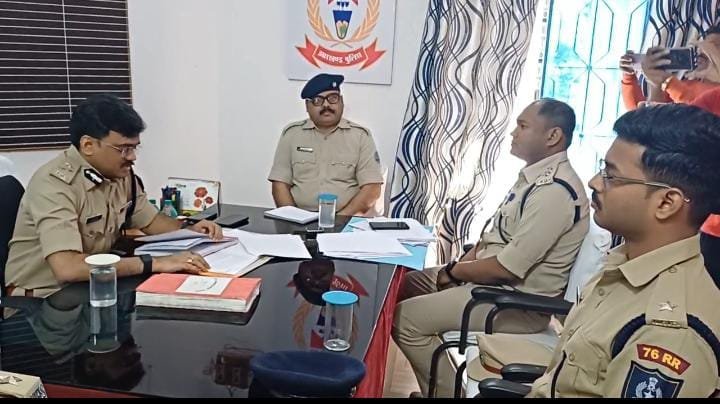 संथाल परगना के आई जी पहुँचे जामताड़ा, अनुमंडल पुलिस कार्यालय का किया वार्षिक निरीक्षण। 1 IMG 20250305 WA0047