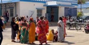 One person died after being hit by a train in Deoghar, family members expressed suspicion of murder.