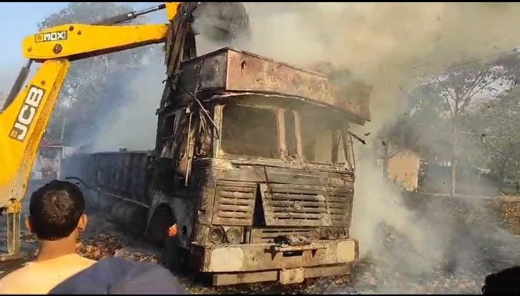 बीड़ी पत्ता लोड गाड़ी में लगी भीषण आग, वाहन और माल जलकर खाक। 1 IMG 20250306 WA0028
