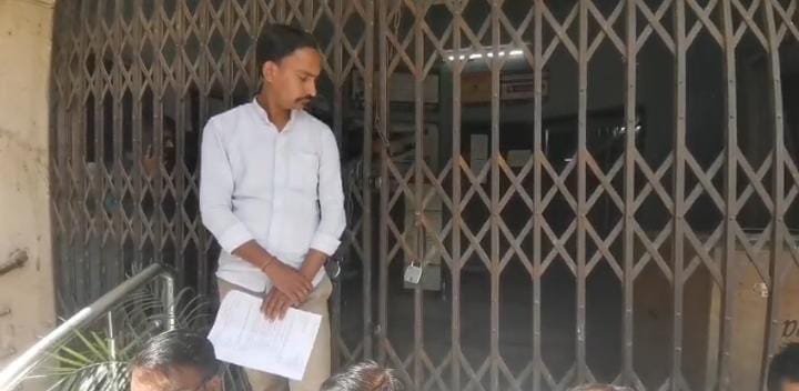 विधायक सरयू राय के प्रतिनिधियों ने मानगो नगर निगम कार्यालय में जड़ दिया ताला। 6 IMG 20250306 WA0063