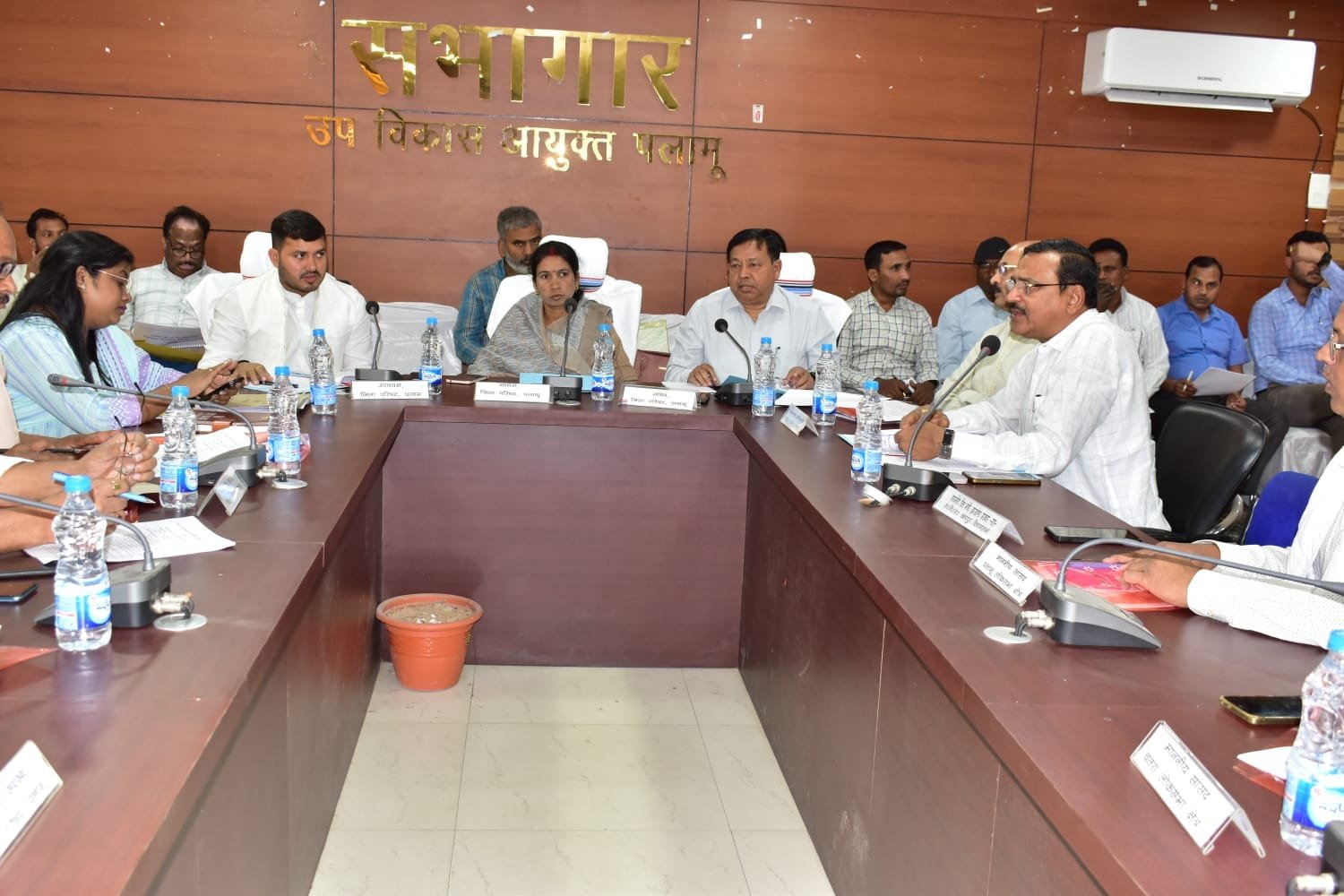 जिला परिषदीय आवंटित दुकानों का किराया में 5 प्रतिशत की बढ़ोत्तरी। 4 5 percent increase in the rent of District Council allotted shops.