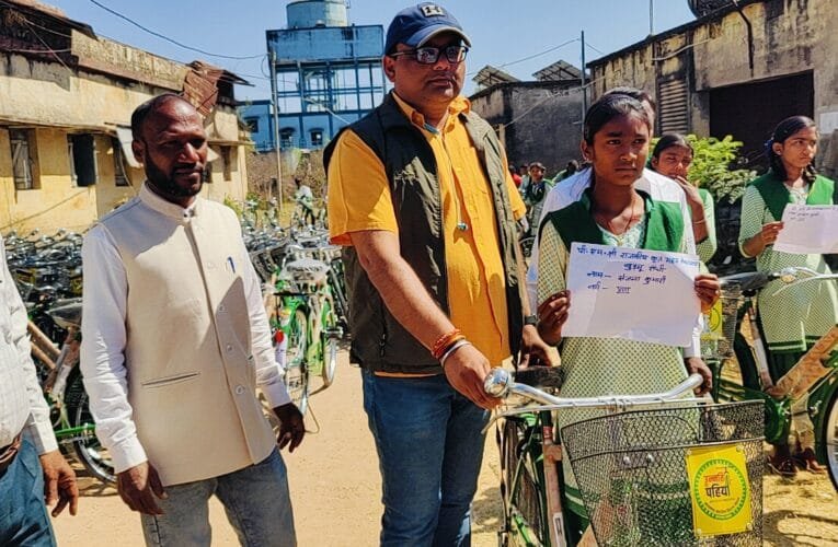 कल्याण विभाग की ओर से प्रखंड मुख्यालय बुढ़मू परिसर में स्कूली छात्रों के बीच साईकिल का हुआ वितरण।