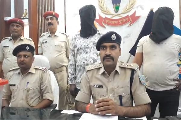 स्कूली स्टूडेंट्स को नशीली दवाइयां बेचने वाले दो गिरफ्तार 6 Two arrested for selling drugs to school students