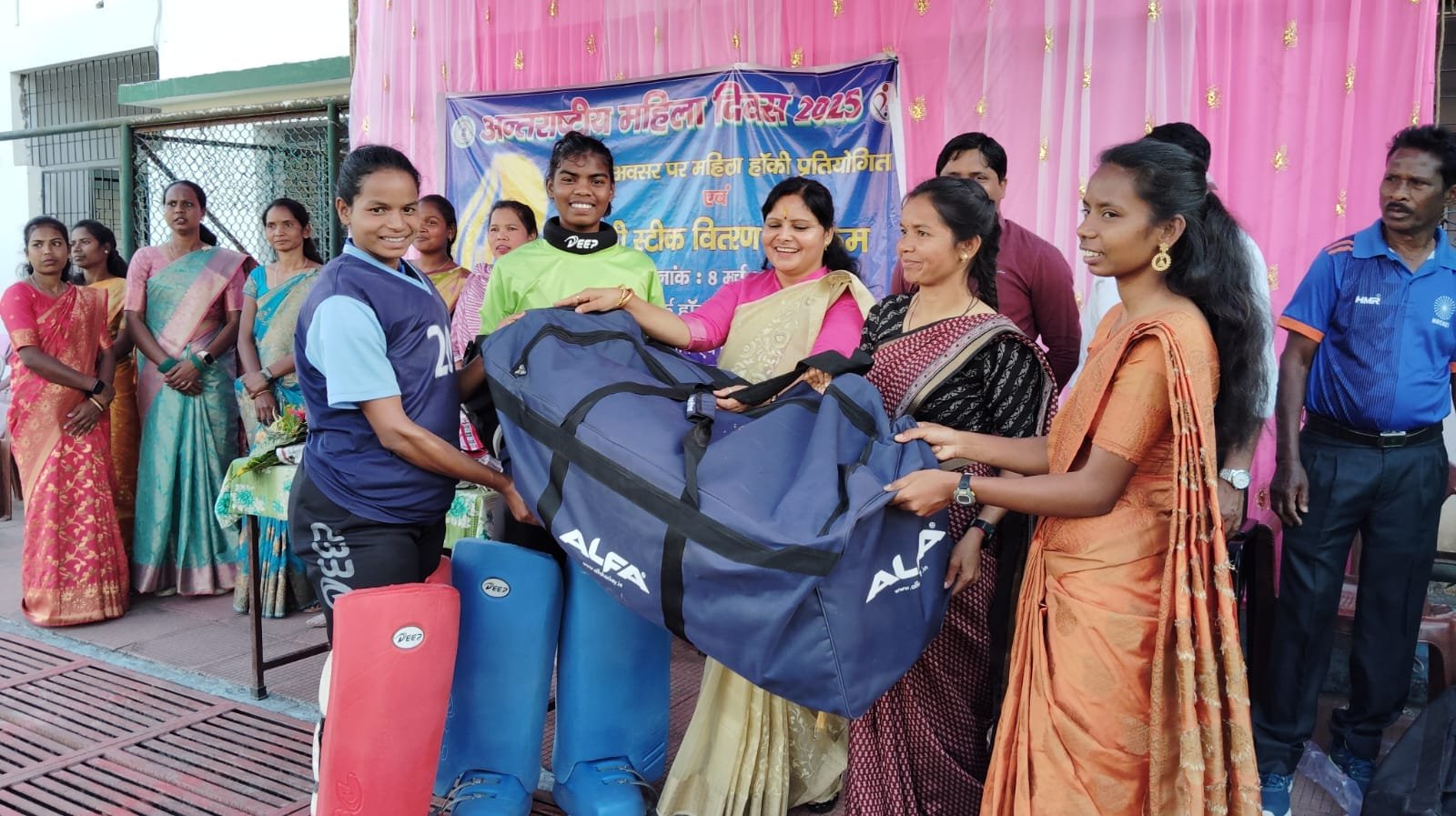 अंतर्राष्ट्रीय महिला दिवस के अवसर पर जिला खेलकूद विभाग और हॉकी सिमडेगा के संयुक्त तत्वाधान में हुआ महिला हॉकी प्रतियोगिता 4 IMG 20250308 WA0213