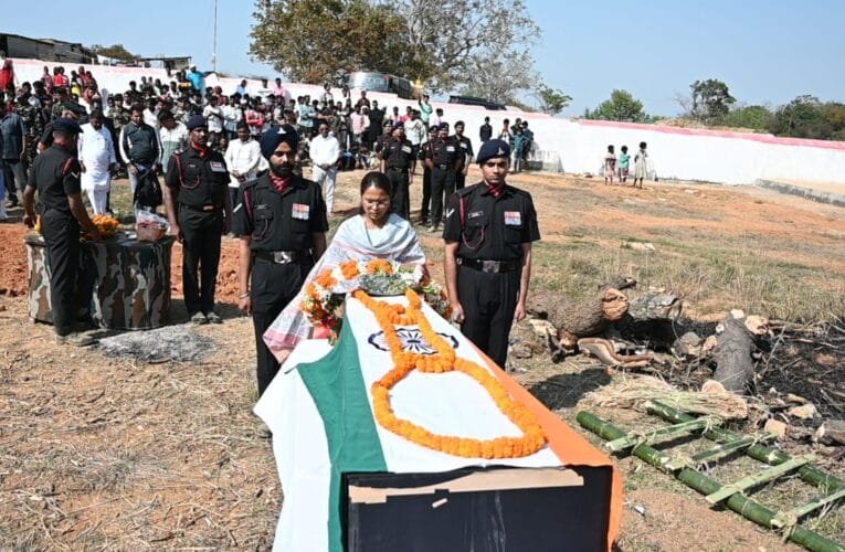 मांडर के आर्मी जवान की बेंगलुरु में निधन , कृषि मंत्री शिल्पी नेहा तिर्की ने दी श्रद्धांजलि।