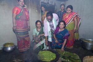 मुख्यमंत्री हेमंत सोरेन बाहा पर्व पर पत्नी कल्पना सोरेन संग नेमरा पहुचे, सरना पूजा स्थल "जाहेरथान" में पारंपरिक विधि-विधान से पूजा-अर्चना कर राज्यवासियों की सुख, समृद्धि, उन्नति और कल्याण की कामना की 6 IMG 20250316 WA0003