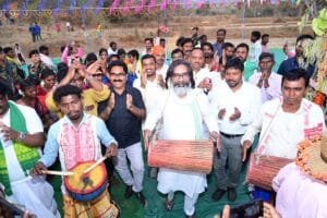 मुख्यमंत्री हेमंत सोरेन बाहा पर्व पर पत्नी कल्पना सोरेन संग नेमरा पहुचे, सरना पूजा स्थल "जाहेरथान" में पारंपरिक विधि-विधान से पूजा-अर्चना कर राज्यवासियों की सुख, समृद्धि, उन्नति और कल्याण की कामना की 8 IMG 20250316 WA0007