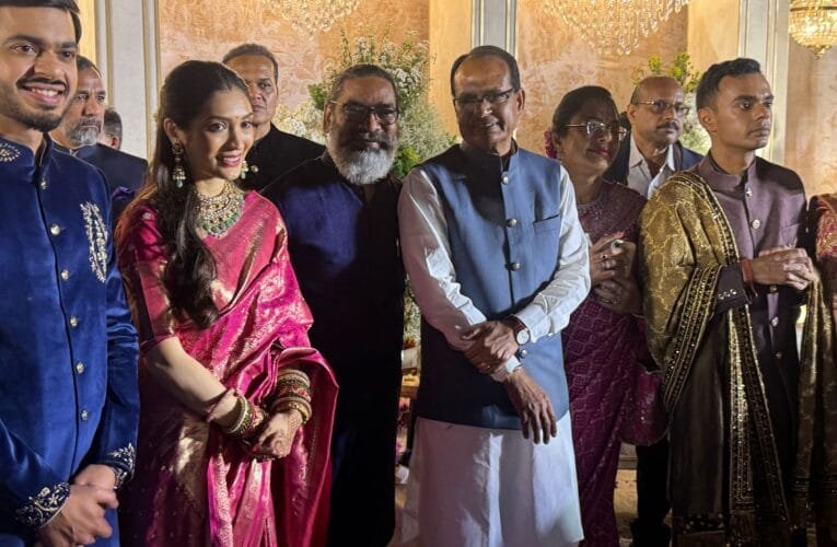 मुख्यमंत्री हेमन्त सोरेन नई दिल्ली में केंद्रीय कृषि एवं किसान कल्याण मंत्री श्री शिवराज सिंह चौहान के सुपुत्र के विवाह में हुए शामिल।