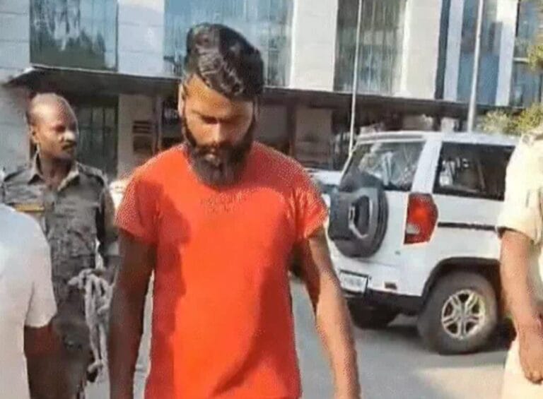 रांची में अपराधियों की फिर हुई परेड: पुलिस से हथियार छिनने की कोशिश, भेजा गया जेल।