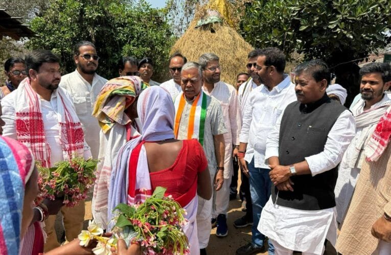 उलिहातू से स्वराज पदयात्रा शुरू, शामिल हुए कांग्रेस प्रदेश अध्यक्ष केशव महतो कमलेश।