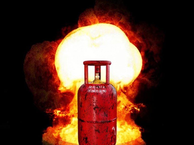 Fire broke out due to leakage of gas cylinder, two students of Kasturba Vidyalaya and the cook got burnt