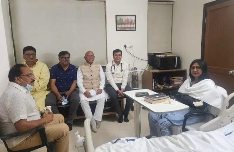 झारखंड सरकार के वित्त मंत्री राधा कृष्ण किशोर और राज्यसभा सांसद महुआ मांझी से मिले जदयू विधायक सरयू राय।