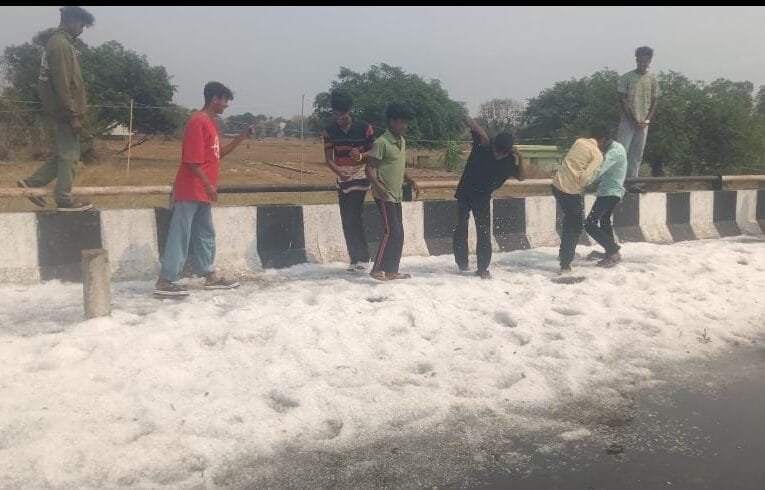 झारखंड में मौसम हुआ सुहाना, आधे घंटे की झमाझम बारिश में खूब गरजे बादल, जमकर गिरे ओले