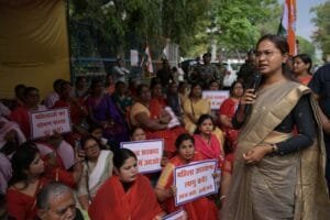 राजभवन पर महिला कांग्रेस के धरना _ प्रदर्शन में शामिल हुई कृषि , पशुपालन एवं सहकारिता मंत्री। 5 IMG 20250321 WA0113
