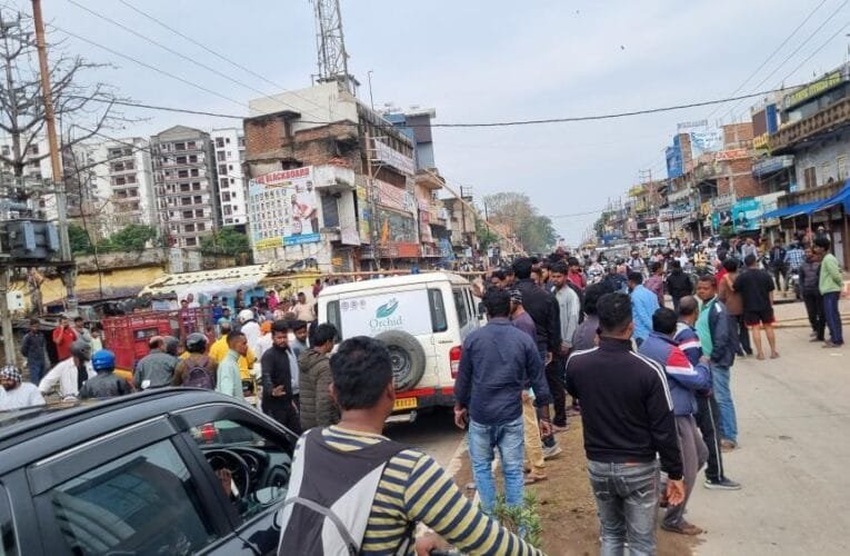 आज रांची बंद, सड़क पर उतरे आदिवासी संगठन के लोग, टायर जलाकर कर रहे विरोध।