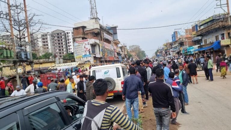 आज रांची बंद, सड़क पर उतरे आदिवासी संगठन के लोग, टायर जलाकर कर रहे विरोध।