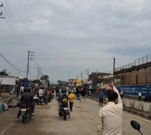 आज रांची बंद, सड़क पर उतरे आदिवासी संगठन के लोग, टायर जलाकर कर रहे विरोध। 4 IMG 20250322 WA0044