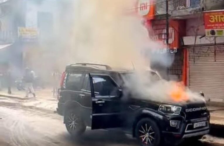 Galaxia Mall के पास खड़ी एक स्कॉर्पियो में अचानक लगी आग।