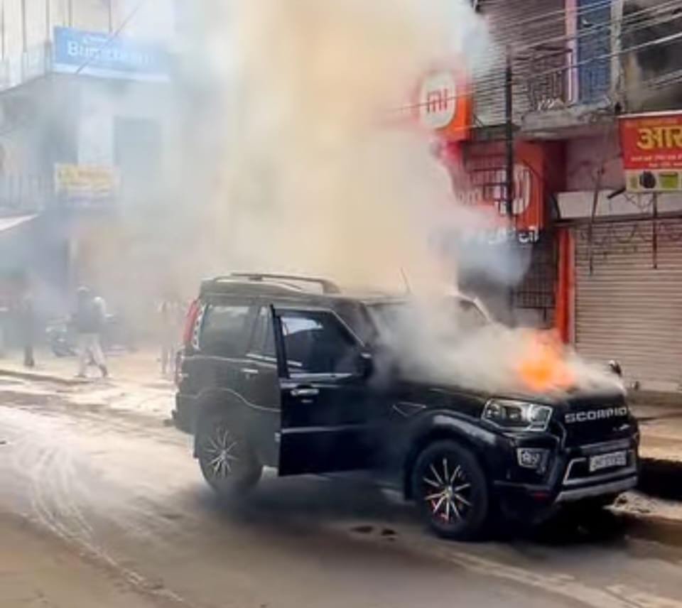 Galaxia Mall के पास खड़ी एक स्कॉर्पियो में अचानक लगी आग। 6 IMG 20250322 WA0063