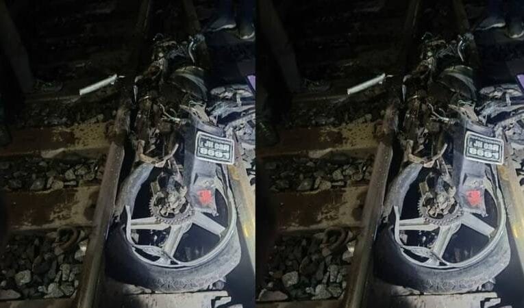 रेलवे ट्रैक पर फंसा मोटरसाइकिल, बाइक सवार की मौत, एक घंटे तक डालटनगंज डाउन लाइन रहा बाधित।