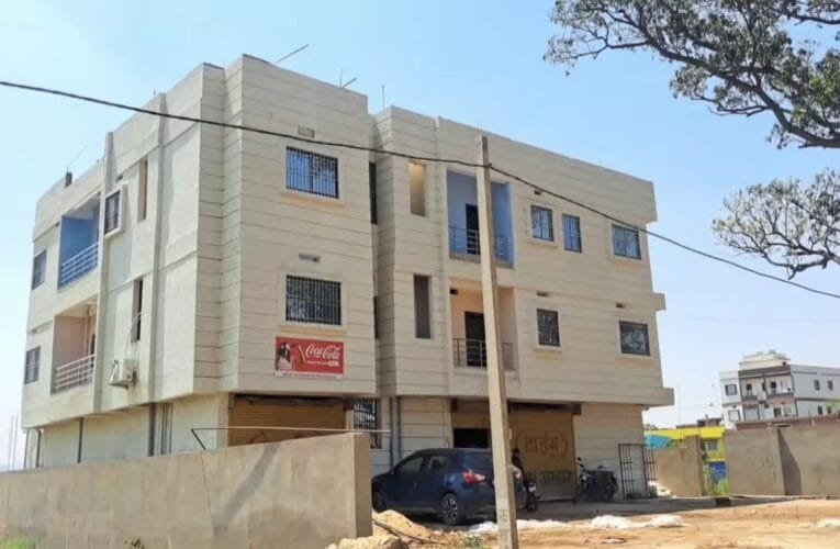 चतरा में संजीवनी नर्सिंग होम सील, अवैध रूप से गर्भपात कराने और शिशु को बेचने का है मामला।