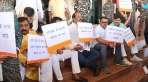 हजारीबाग मामले को लेकर सदन के बाहर बीजेपी में आक्रोश.. नेता प्रतिपक्ष समेत भाजपा के विधायकों ने किया विरोध प्रदर्शन 5 BJP is angry outside the House over the Hazaribagh issue.. BJP MLAs including the Leader of Opposition staged a protest