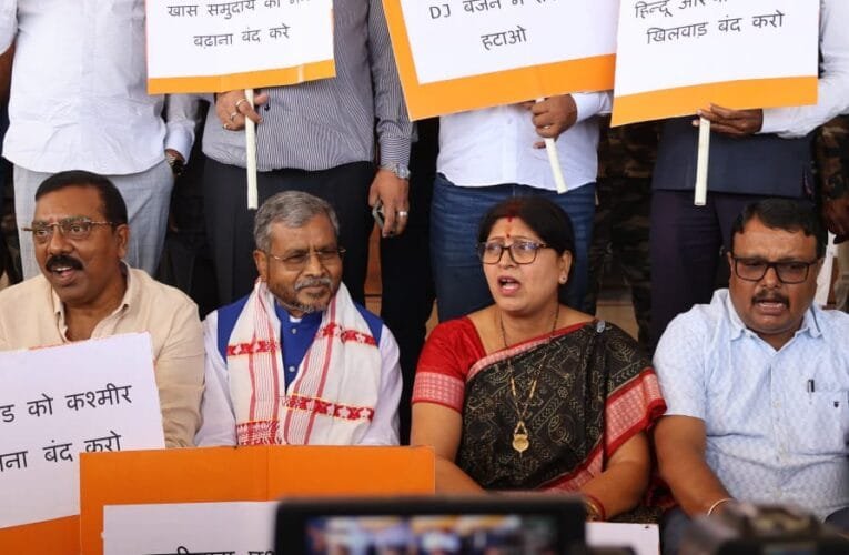 हजारीबाग मामले को लेकर सदन के बाहर बीजेपी में आक्रोश.. नेता प्रतिपक्ष समेत भाजपा के विधायकों ने किया विरोध प्रदर्शन