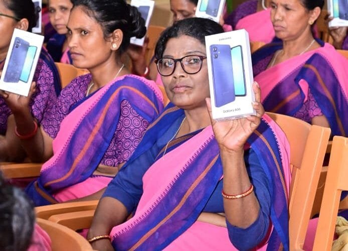 आंगनबाड़ी सेविकाओं एवं महिला पर्यवेक्षिकाओं को झारखंड मुख्यमंत्री हेमंत सोरेन ने प्रदान किया स्मार्टफोन।