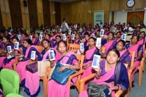 आंगनबाड़ी सेविकाओं एवं महिला पर्यवेक्षिकाओं को झारखंड मुख्यमंत्री हेमंत सोरेन ने प्रदान किया स्मार्टफोन। 4 IMG 20250326 WA0048