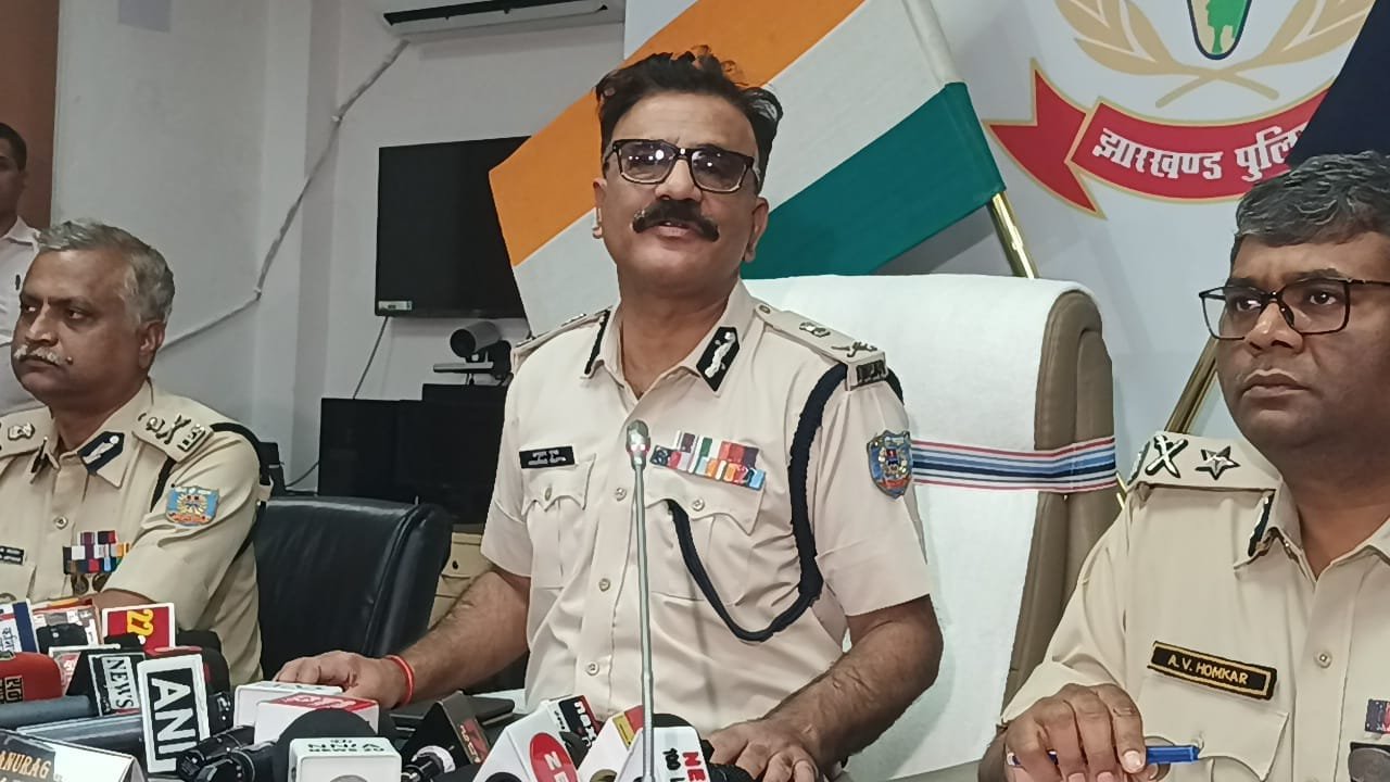 ईद,सरहुल और रामनवमी को देखते हुए पुलिस मुख्यालय में की गई हाई लेवल बैठक। 9 A high level meeting was held at the police headquarters in view of Eid, Sarhul and Ram Navami.