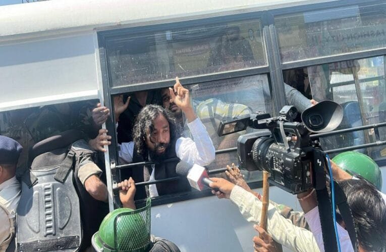 आंदोलन स्थल से देवेंद्र नाथ महतो को पुलिस ने किया डिटेन