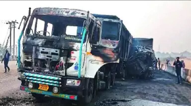 गुमला में 2 ट्रकों की टक्कर से लगी भीषण आग, चालक की जिंदा जलने से दर्दनाक मौत।