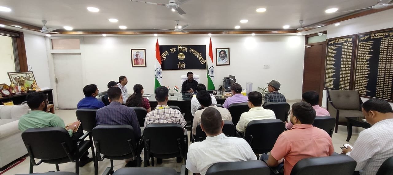 सरहुल पर्व एवं रामनवमी के अवसर पर विद्युत व्यवस्था एवं अन्य प्रशासनिक तैयारी की समीक्षा हेतु सभी सम्बंधित पदाधिकारियों के साथ महत्वपूर्ण बैठक। 5 IMG 20250329 WA0011