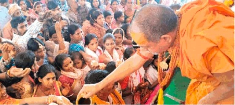 शारदापीठ के शंकराचार्य स्वामी सदानंद सरस्वती के सानिध्य में सनातन सरना धर्म के करीबन 200 लोगों ने की घर वापसी