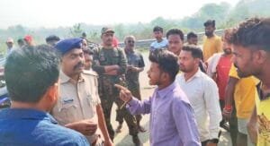 बोकारो में "ब्लैक डायमंड" यानी कोयला के अवैध कारोबार का स्थानीय लोगों ने किया पर्दाफाश, जंगल में बना दिया गया था अवैध कोयले का डिपो, पुलिस थी मौन , कैसे बेरोक-टोक चल रहा था यह अवैध धंधा ? 4 Screenshot 20250325 160050