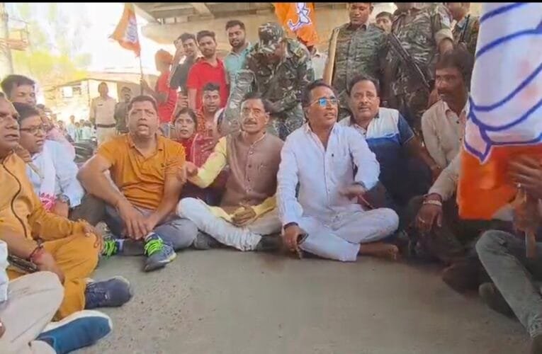 अनिल टाइगर की हत्या के विरोध में बंद का व्यापक असर,  सुबह से ही बीजेपी समर्थक सड़क पर उतरकर बंद करा रहे हैं,  लोग खुद भी बंद का समर्थन कर रहे हैं , रक्षा राज्य मंत्री संजय सेठ भी सड़क पर उतरे