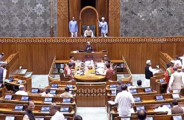 लोकसभा में वक्फ संशोधन विधेयक बिल 2025 पेश, स्पीकर ओम बिरला ने 8 घंटे बहस का समय दिया