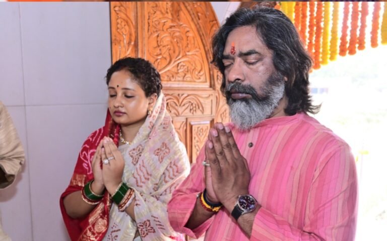 तपोवन मंदिर पहुंचे सीएम हेमंत सोरेन, पत्नी विधायक कल्पना सोरेन के साथ की पूजा-अर्चना