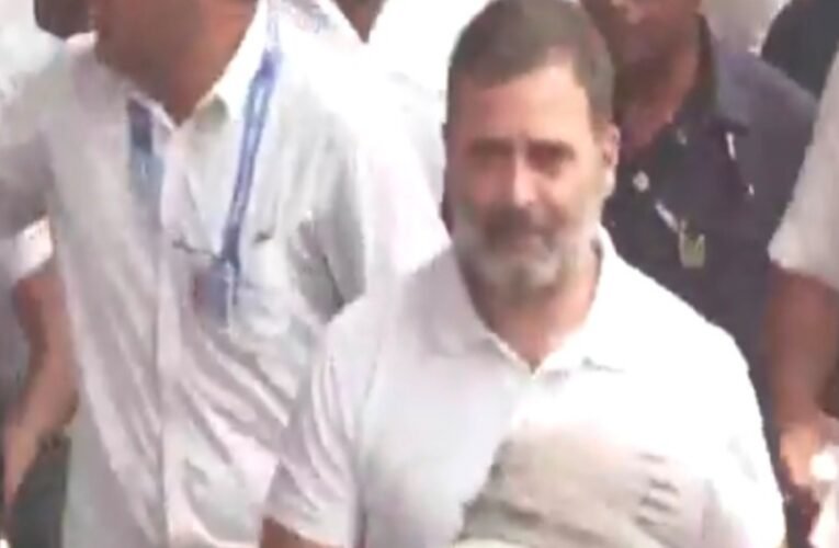 राहुल गांधी बेगूसराय की सड़कों पर उतरे, महज एक किलोमीटर चले फिर अचानक पटना के लिए रवाना