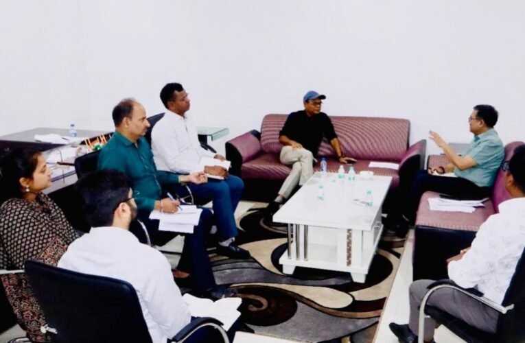 कल्याण मंत्री चमरा लिंडा ने आदिवासी कल्याण आयुक्त एवं अन्य अधिकारियों के साथ की समीक्षा बैठक