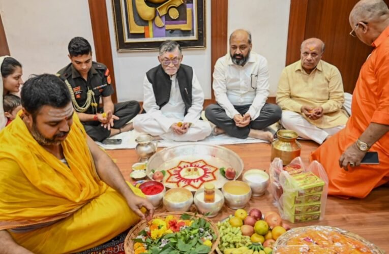 राज्यपाल संतोष कुमार गंगवार ने बाबा बैद्यनाथ मंदिर में की पूजा अर्चना
