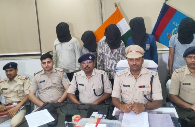 रांची के विभिन्न थाना क्षेत्रों में चोरी की घटना को अंजाम देने वाले तीन चोर सहित दो स्वर्ण व्यवसाई गिरफ्तार
