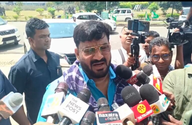 झारखंड के अल्पसंख्यक कल्याण मंत्री हफीजुल हसन ने शरीयत को संविधान से ऊपर बताया, फिर लिया U टर्न ,BJP ने मांगा इस्तीफा