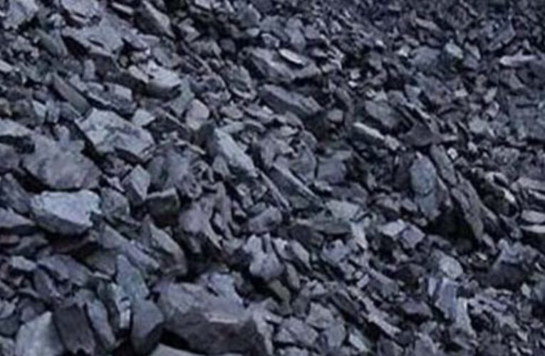 अवैध कोयला तस्करी के खिलाफ ग्रामीणों का फूटा गुस्सा, कोयला लदे दो वाहनों को किया आग के हवाले