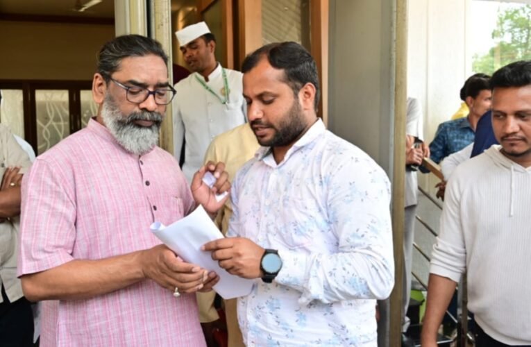 मुख्यमंत्री हेमन्त सोरेन से आम लोगों से मुलाकात कर सुनी समस्या, समुचित समाधान और निराकरण का दिया भरोसा