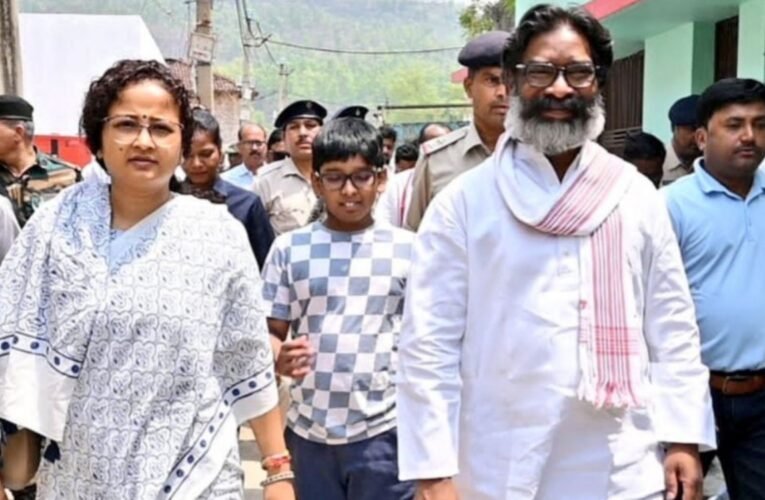 झारखंड के मुख्यमंत्री हेमंत सोरेन की प्रेरणादायक पहल: विदेशी निवेश और अधिवक्ताओं के लिए स्वास्थ्य बीमा योजना से नई दिशा