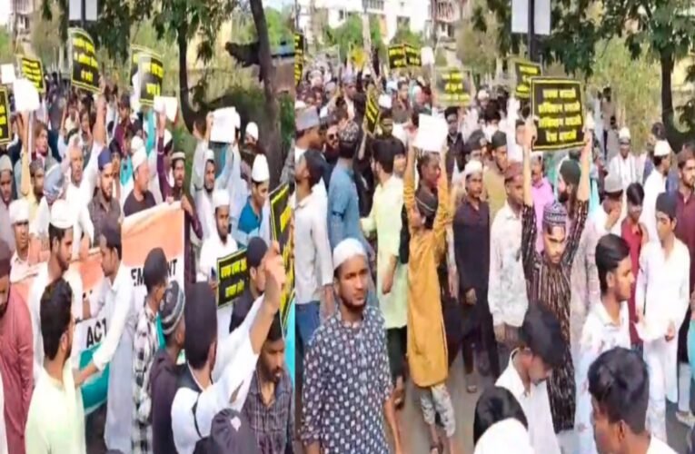 धनबाद में जुम्मे की नमाज के बाद वक्फ संशोधन बिल के विरोध में प्रदर्शन