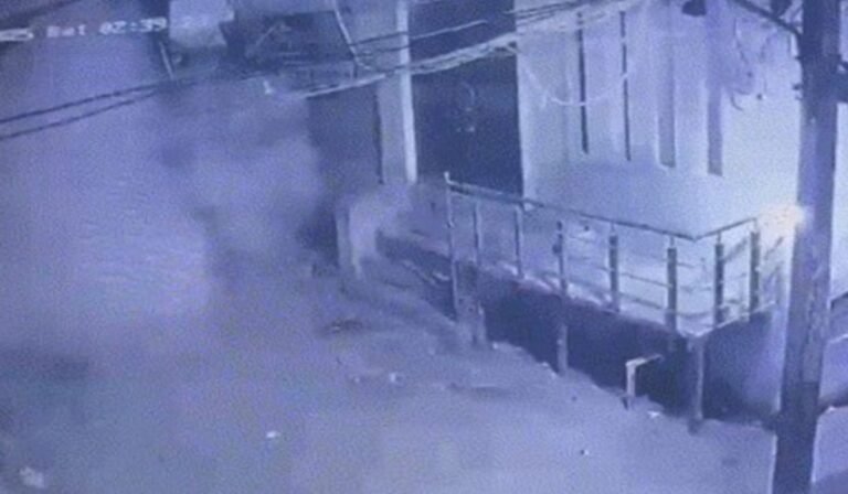 दिल्ली में चार मंजिला इमारत गिरा, 6 की मौत कई के मलबे में फंसे होने की आशंका, रेस्क्यू ऑपरेशन लगातार जारी