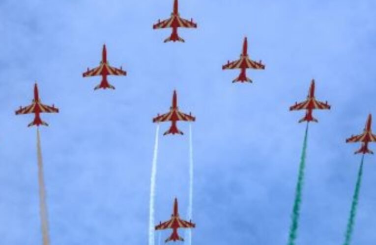 आसमान में दिखा सूर्य किरण का शौर्य, हवा में अटखेलियां करती दिखी सूर्य किरण की टीम