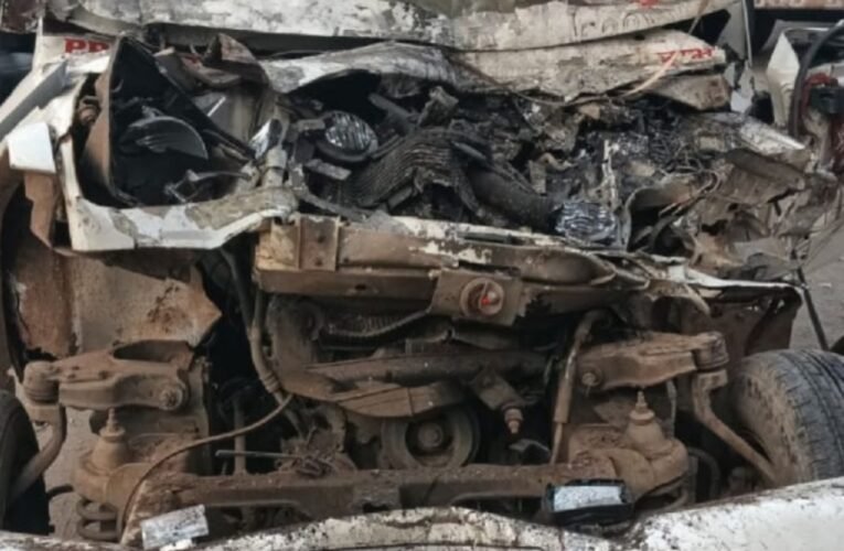हजारीबाग में दर्दनाक सड़क हादसा, बोलेरो ने खड़े ट्रक में मारी टक्कर, 6 बच्चे सहित 8 घायल
